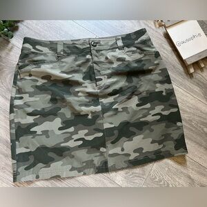 Eddie Bauer Green Camouflage Casual Skirt w Built In Shorts. Size 10 NWOT!
